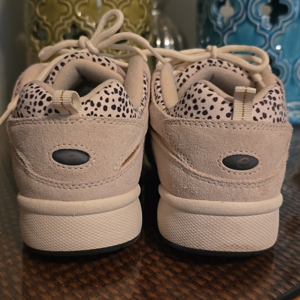 Easy Spirit Beige Suede Sneakers (#17) - Picture 5 of 8